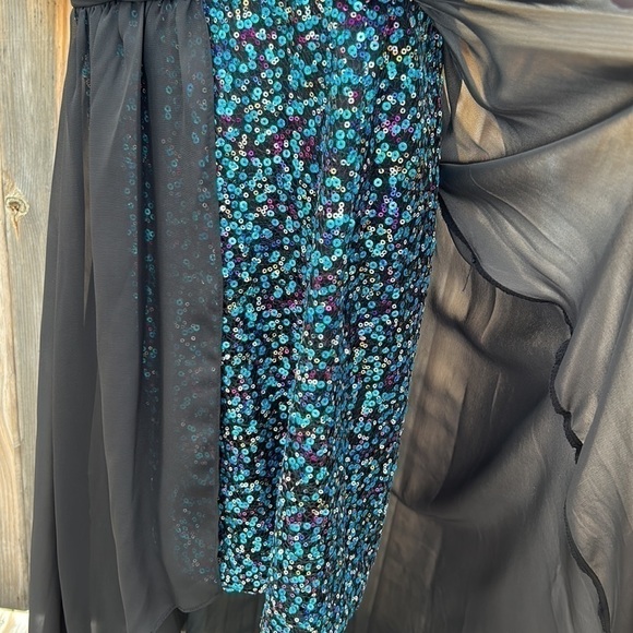 Hailey Logan for Adrianna Papell Sequined Mini With Cascading Overlay Size 3/4 - Picture 4 of 8